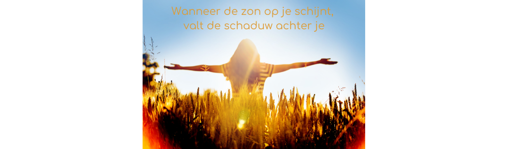 Wanneer je naar de zon draait, valt de schaduw achter je.